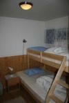 Das Schlafzimmer mit einem Etagenbett (120cm / 90 cm).