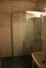 Das Badezimmer ist mit einer Dusche und WC ausgesattet.