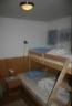 Das Schlafzimmer mit einem Etagenbett (120cm / 90 cm).