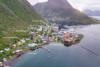 Øksfjord von oben mit den Ferienhäusern/Apartments, den Booten und dem Filetierhaus.