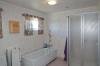Das Bad der Ferienwohnung mit Badewanne und Dusche