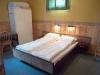 Schlafzimmer mit Doppelbett in Wohnung Typ F