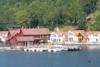 Das schwarze Rettungsboot vor dem Filetierhaus und dem Restaurant