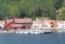 Das schwarze Rettungsboot vor dem Filetierhaus und dem Restaurant