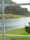 Blick aus dem Schlafzimmerfenster auf den Fjord