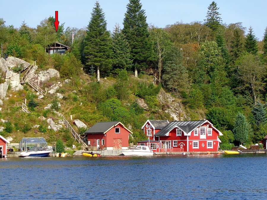 Ferienhaus Kjeøy auf der gleichnamigen Insel im Schärengarten bei Egersund - der rote Pfeil zeigt die Lage des Hauses