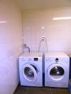 In beiden Wohnungen stehen jeweils zusätzliche eine eigene Waschmaschine und ein Wäschetrockner zur Verfügung