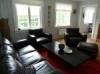 Großzügige Sitzecke im Wohnzimmer