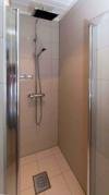 Die moderne Dusche in einem der Badezimmer