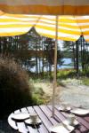 Größzügige Terasse mit Blick auf den See.