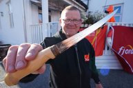 Frank schärfte die Messer der Teilnehmer am Steg