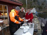 6. Tag: Frank serviert Essen am Steg