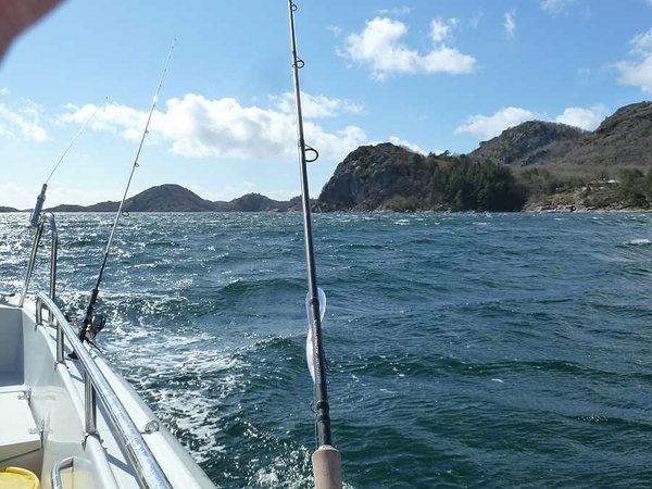 3. Tag: WIND! Selbst in der kleinen Bucht bei den Ferienhäusern waren schon Wellen