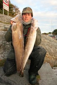 5. Tag: Stefan mit den beiden häufigsten Fische heute – Leng und Lumb