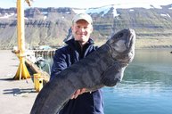 Sven Kühnel präsentiert stolz seinen 16 pfündigen Steinbeißer