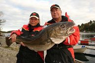 5. Tag: Brigitte mit dem Fisch des Tages (Dorsch über 11 kg!) – ihr Mann Gert hilft tragen.