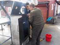 Räucherofen wird fertig gemacht Räucherofen wird fertig gemacht