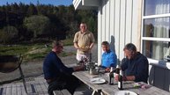 Frank serviert Fisch im Bierteig