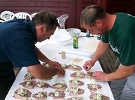 Die Makrellenröllchen sehen schon roh einfach klasse aus!
