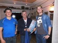7. Tag: Der zweite Preis wird Dieter für seinen Dorsch von 12,12 kg übergeben 7. Tag: Der zweite Preis wird Dieter für seinen Dorsch von 12,12 kg übergeben