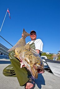 2. Tag: 142cm und 28,5kg, das sind die beeindruckenden Maße des neuen Nautnes Heilbutt Rekord.