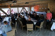 7. Tag: Vor der Preisverleihung und anschließendem Buffet - unsere Gäste versammeln sich im Restaurant der Ferienanlage 7. Tag: Vor der Preisverleihung und anschließendem Buffet - unsere Gäste versammeln sich im Restaurant der Ferienanlage