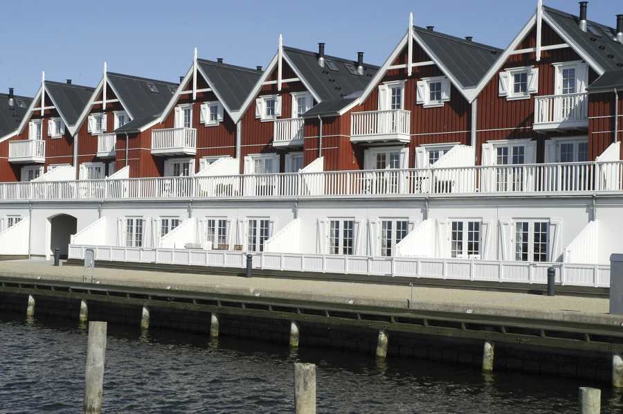 Blick vom Hafen auf die Häuser