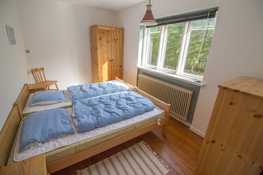 Eines der Schlafzimmer mit Doppelbett.