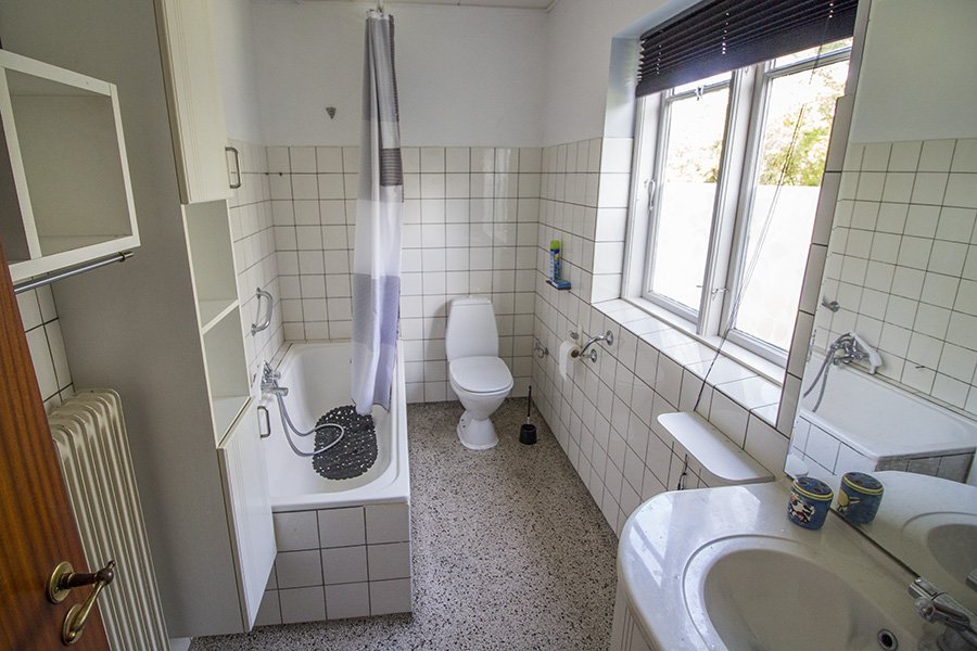 Das Bad mit Waschbecken, Dusche und WC