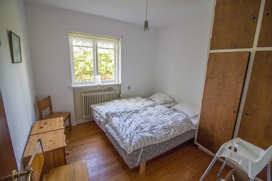 Eines der Schlafzimmer mit Doppelbett.