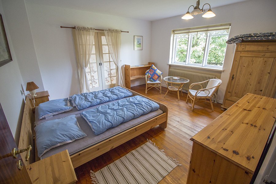 Eines der Schlafzimmer mit Doppelbett.