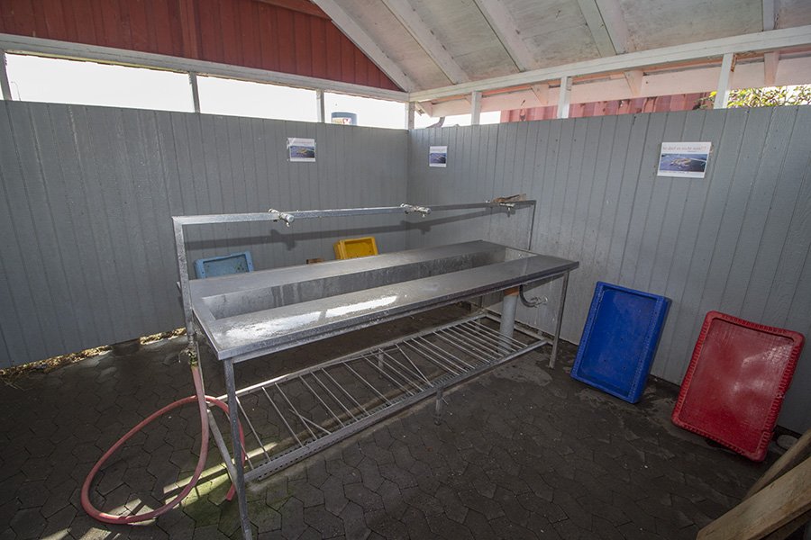 Das Filetierhaus mit Licht und fließend Wasser im Hafen von Bagenkop.