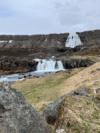 Liegt etwa 50 Kilometer von Flateyri entfernt: der 100 Meter hohe Dynjandi Wasserfall! Ganz einfach mit dem inkludierten Mietwagen zu erreichen.