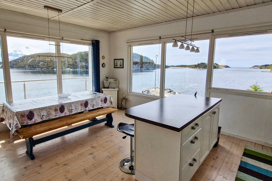 Die Küche mit Essbereich und Meerblick