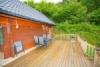 Eine der neuen Holzterrassen mit neuen Gartenmöbeln und Grill
