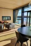 Das Wohnzimmer mit herrlichem Ausblick im Rorbu