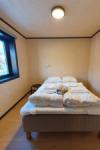 Eines der Schlafzimmer im Rorbu