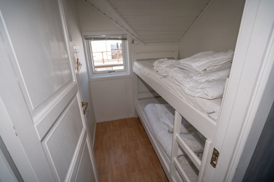 Eines der beiden Schlafzimmer mit Doppelstockbett in Apartment Rundholmen.