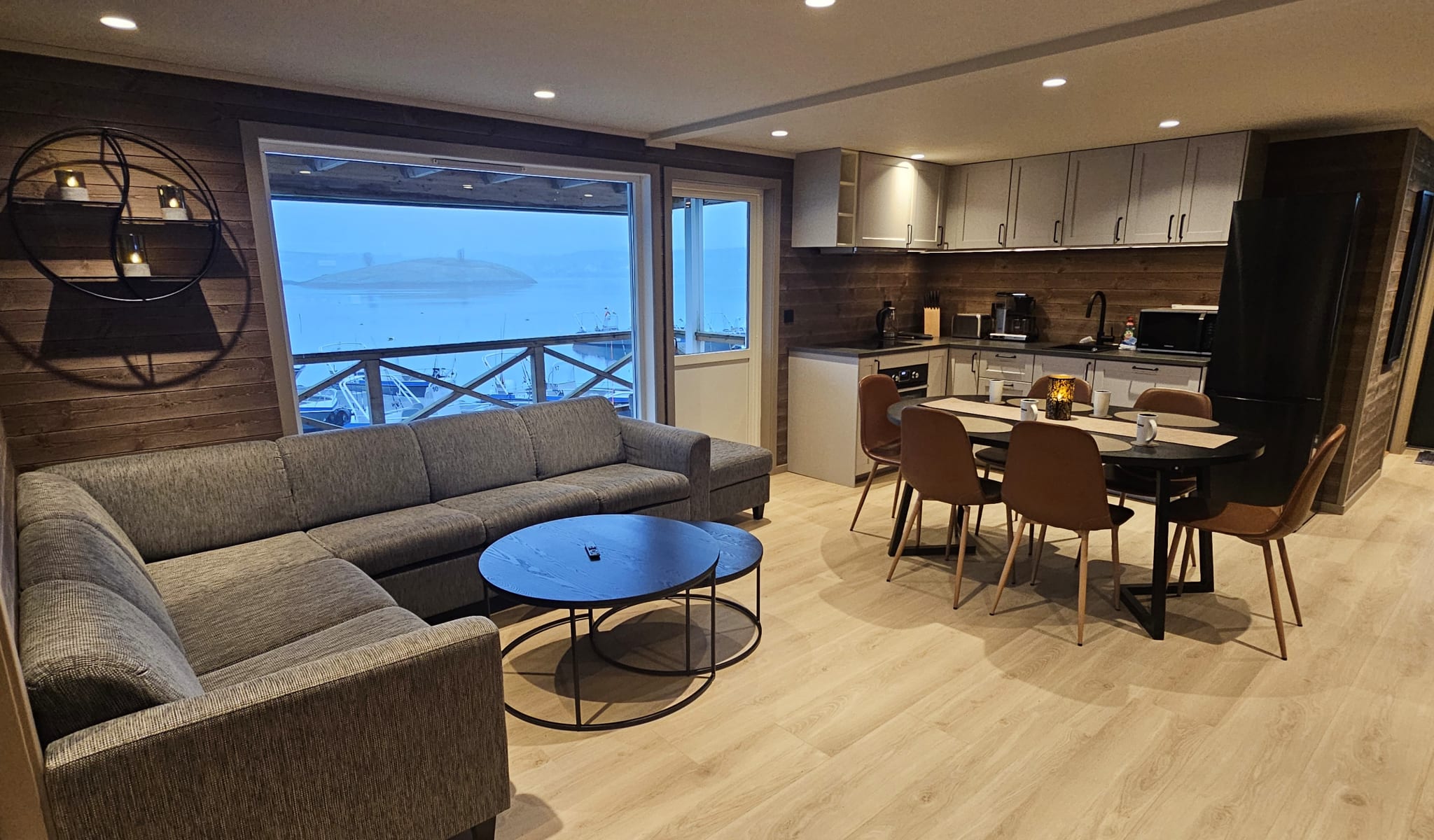 Apartment Storrosta. Ausblick auf die Saltstraumen-Brücke inklusive. Wohnbereich und Küche. Frisch renoviert. Für 6 Personen.