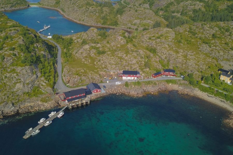 Lofotbrygga Brettesnes ist eingebettet in die traumhafte Natur der Lofoten.