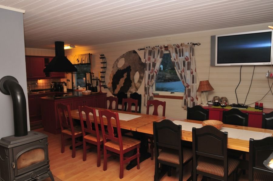 Großer Esstisch und große Küche im Apartment Trollfjord für bis zu 9 Personen.