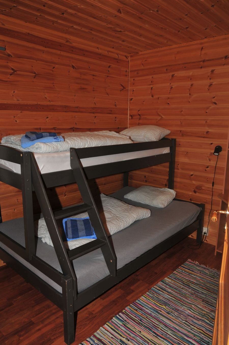 Schlafzimmer 2 mit Doppelstockbett in Trollfjord. Es stehen zwei weitere Schlafzimmer (3+4) mit Doppelstockbetten zur Verfügung.