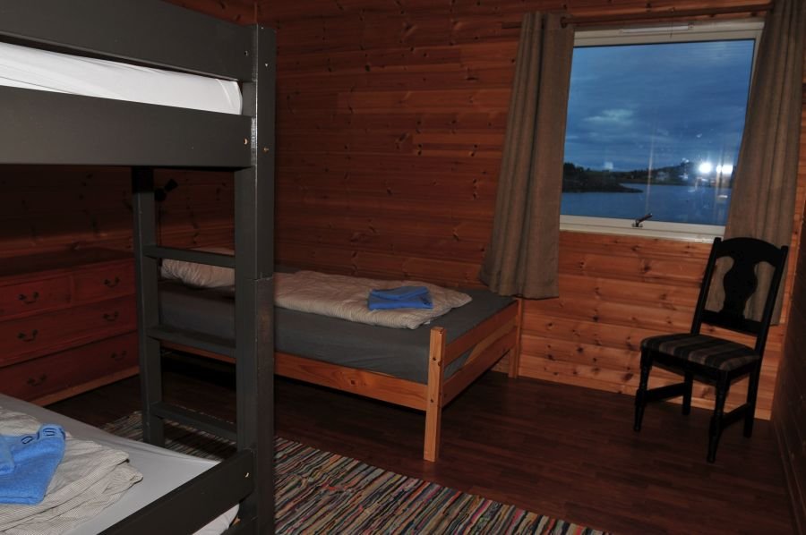 Schlafzimmer 1 mit Doppelstockbett und Einzelbett in Trollfjord.
