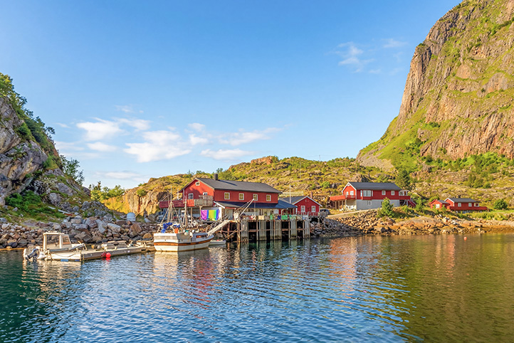 Lofotbrygga Brettesnes ist eingebettet in die traumhafte Natur der Lofoten.