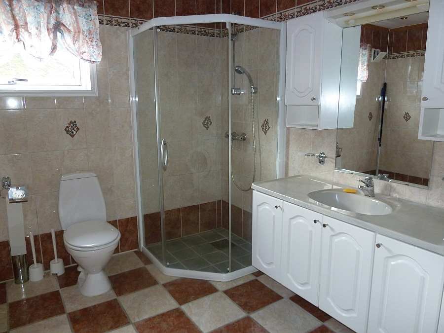Das große Bad mit Dusche, WC und Fußbodenheizung