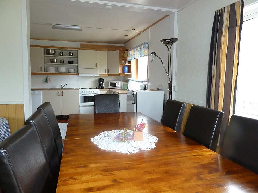 Blick vom Essbereich in die offene Küche