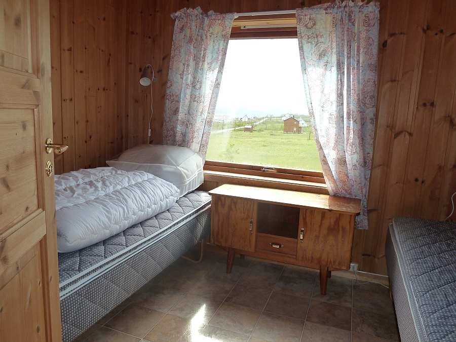 Eines der 5 Schlafzimmer mit jeweils zwei Einzelbetten - hier mit Blick auf den Fjord
