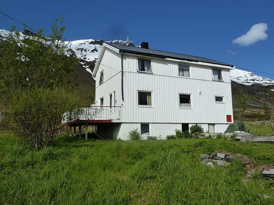Haus Akkarvik auf der Insel Arnøya am Ausgang des Lygnefjords