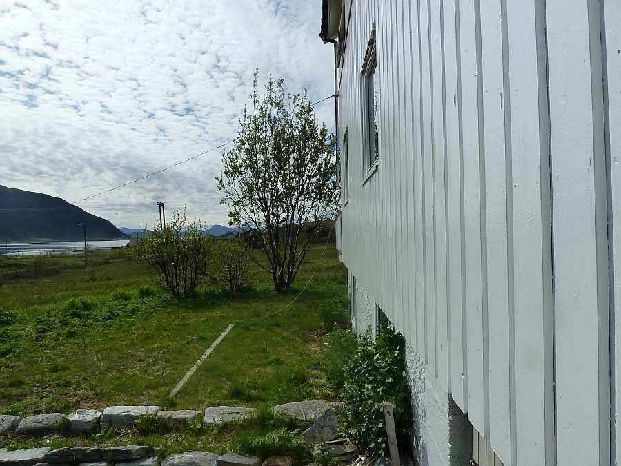 Das Ferienhaus liegt unweit vom Wasser in der Bucht des gleichnamigen kleinen Fischerortes Akkarvik