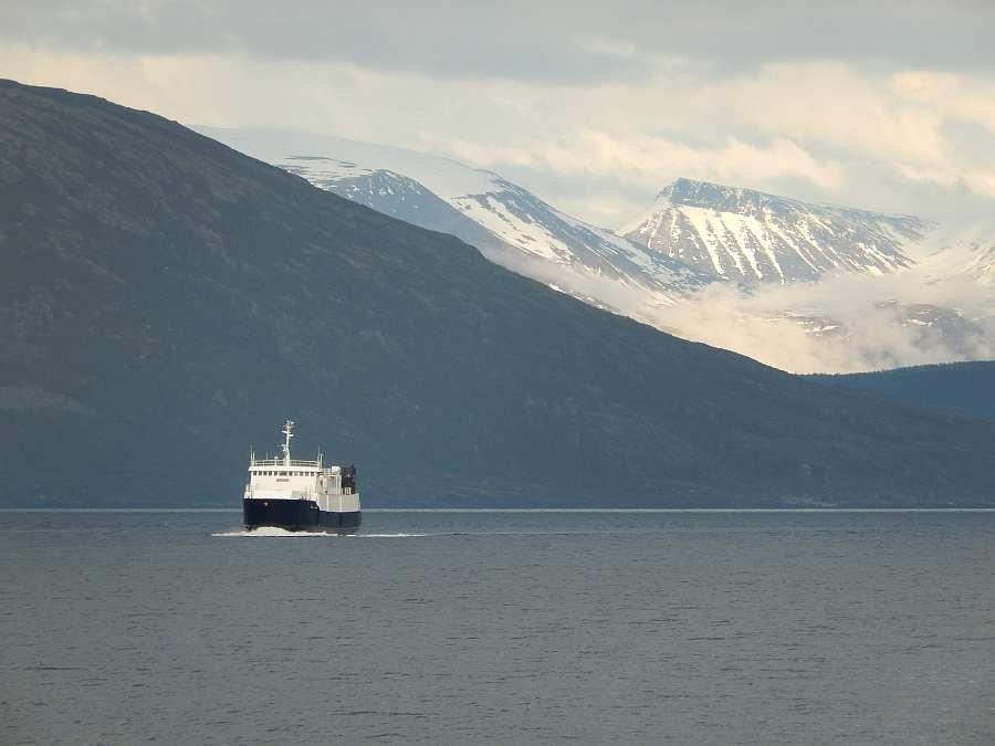 Die Fähre von Storstein nach Lauksundskaret bringt Sie auf die Insel Arnøya
